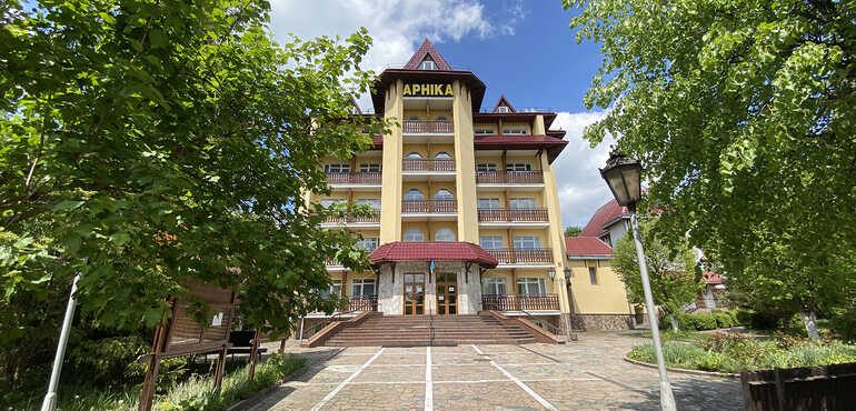Опис та інформація про санаторій «Арніка»